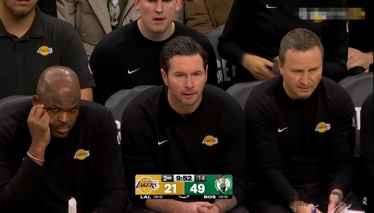 湖人主帅雷迪克真是巧妇难为无米之炊！在今天湖人客场挑战凯尔特人的比赛中，当时比赛