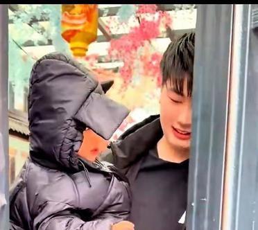 大衣哥家终于关掉了那个24小时的直播间。朱小伟回村时，下巴尖了，抱孩子的手一点