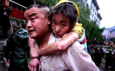 2008年汶川大地震中，一位父亲徒手在废墟中挖掘了十几个小时，即便十指血肉模糊也