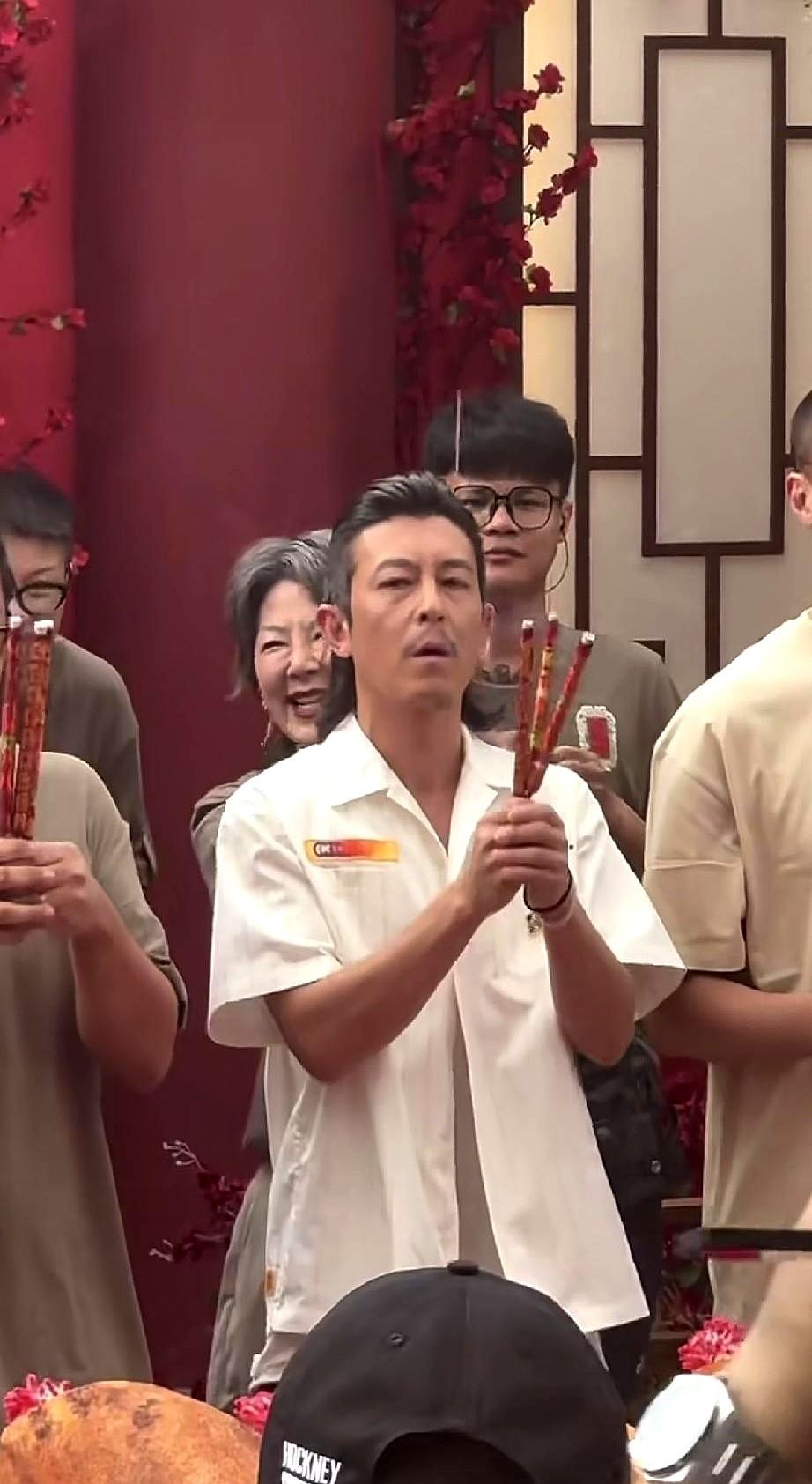 眼袋下垂，满脸黑黄的男人举着香大喊一声，全场跟着沸腾。谁敢认，这是如今的陈冠希。