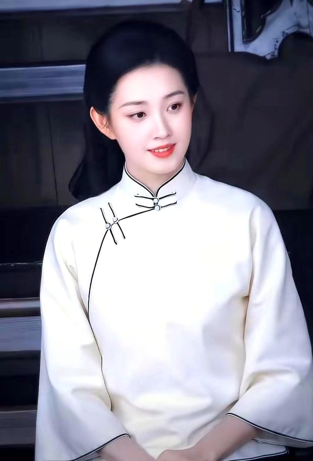 短剧圈最近是不是要变天啦？头号“卷王”郭宇欣居然突然跑去拍长剧了？但吐槽归吐