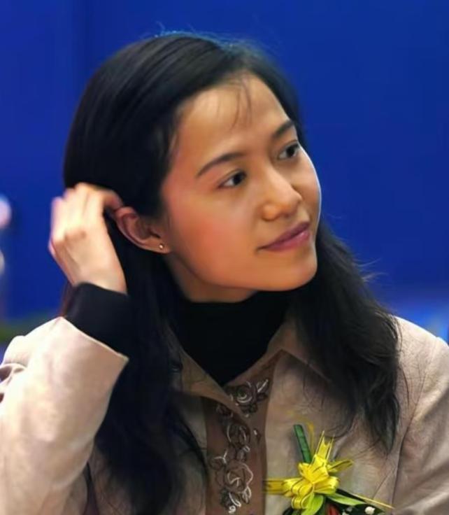 翁帆搬出清华园了，没争没抢，也没留下一儿半女。她就这么平静地带上老妈和侄女，跑去