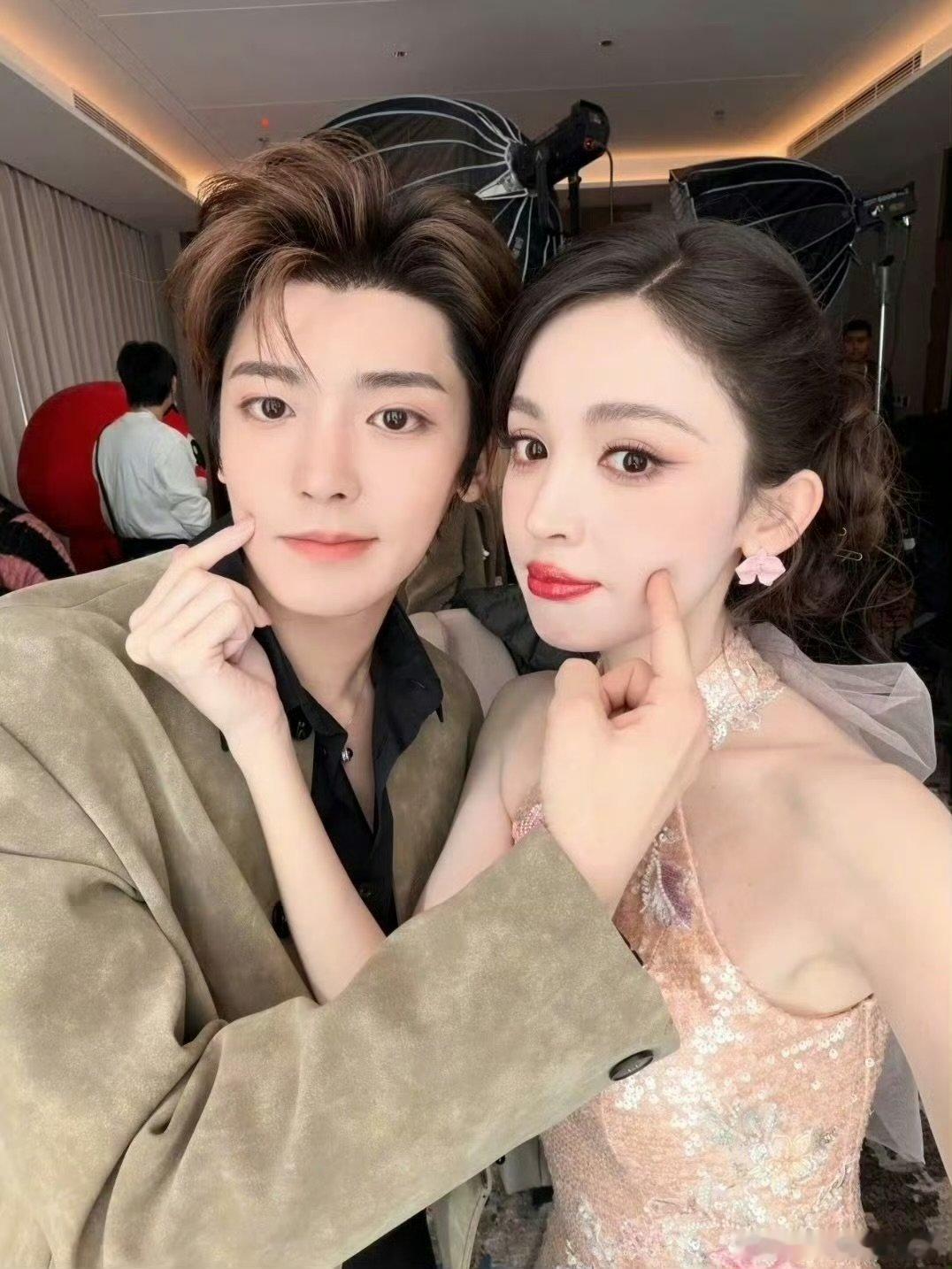 娜扎这段跟逗小猫有什么区别你好星期六侯明昊玩嗨了吧！把水桶转得飞起，娜扎接不到