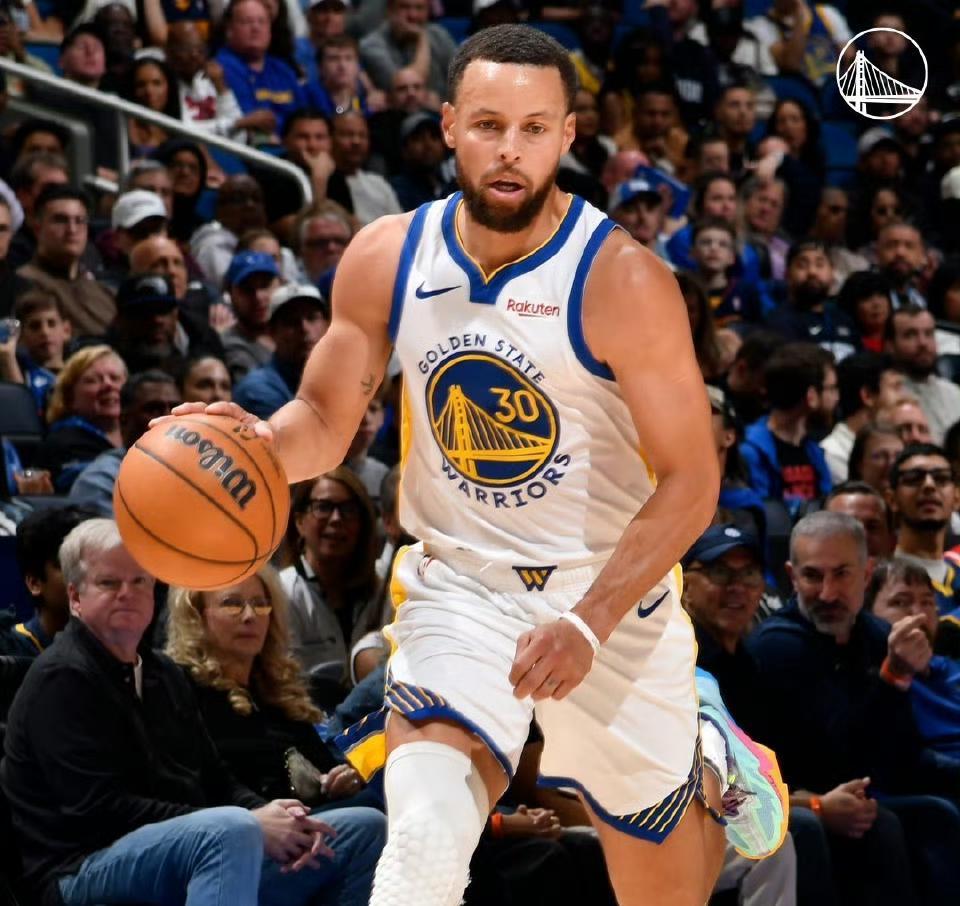 勇士队123-127输给开拓者队，给勇士队球员评分：第一位，库里8.5分，