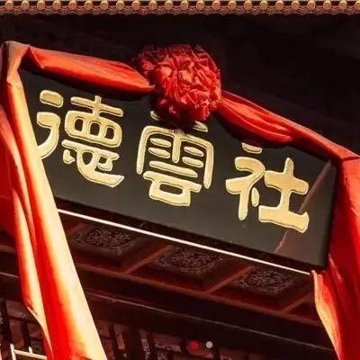 第一，郭德纲的横空出世让更多相声同行无法立足摆烂和躺平，也让很多相声同行无法通过