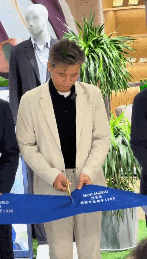 李乃文被骂，真的不冤！主要犯了两个大忌。剪彩，图的就是一个顺利和吉利，可李乃