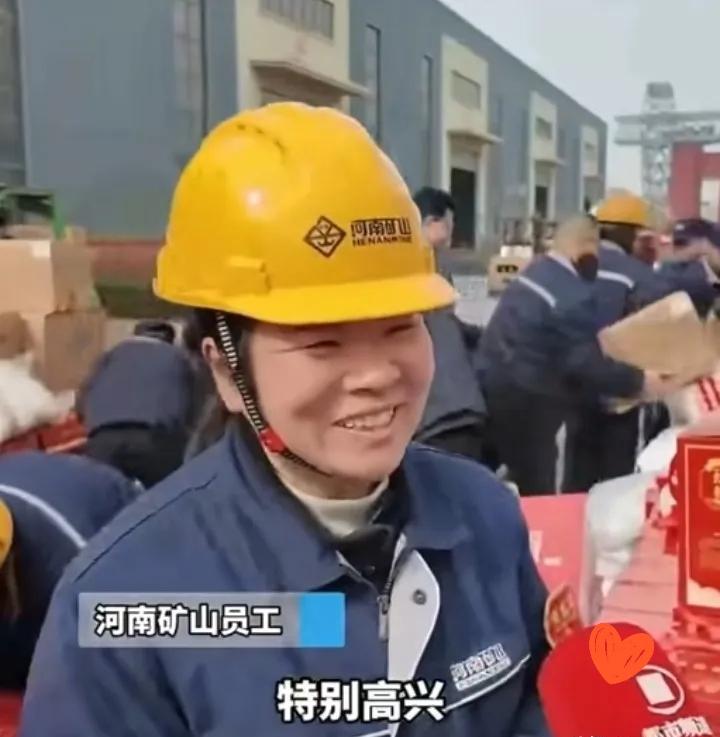 快来看看，崔老板又发了哪些年货：崔老板直接给每人安排十样年货，寓意十全十美