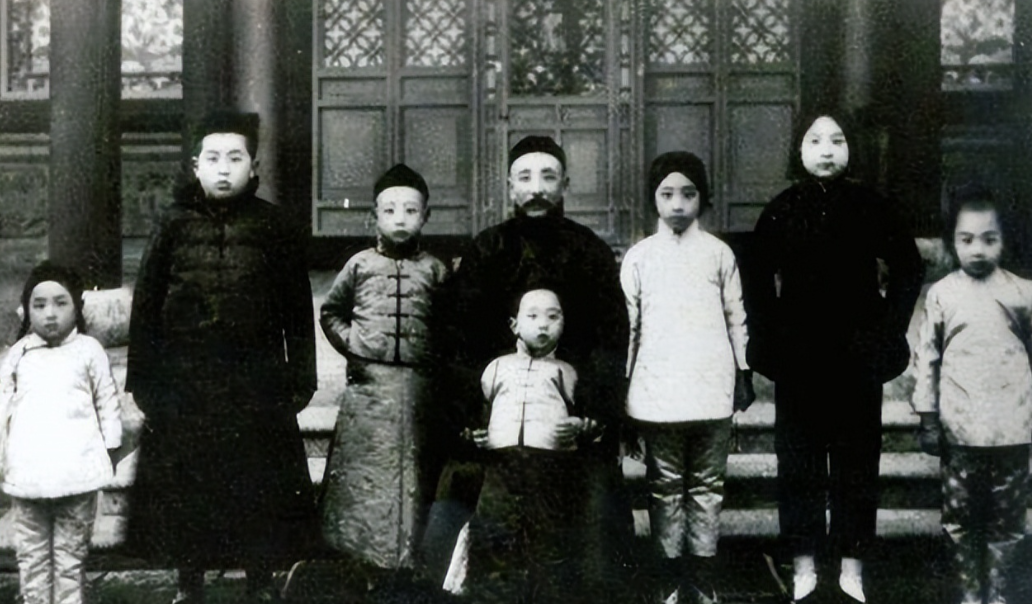 1915年，张作霖的小舅子掏枪，射碎大帅府外整条街的路灯。张作霖大怒，命令卫队长