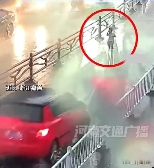 浙江，一位妈妈带着3岁男童，开车去接哥哥放学，妈妈下车后把小孩留在车里。等了一会
