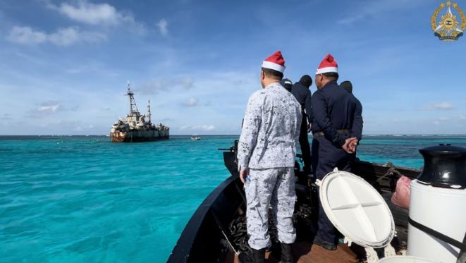 菲律宾摆拍造谣！菲律宾武装部队报道称，12月23日，他们向非法“坐滩”仁爱礁的“