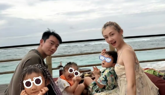 郑恺和苗苗夫妻俩双双冲上了热搜没想到，这次被网友扒出俩人带着娃一起到海边度假的