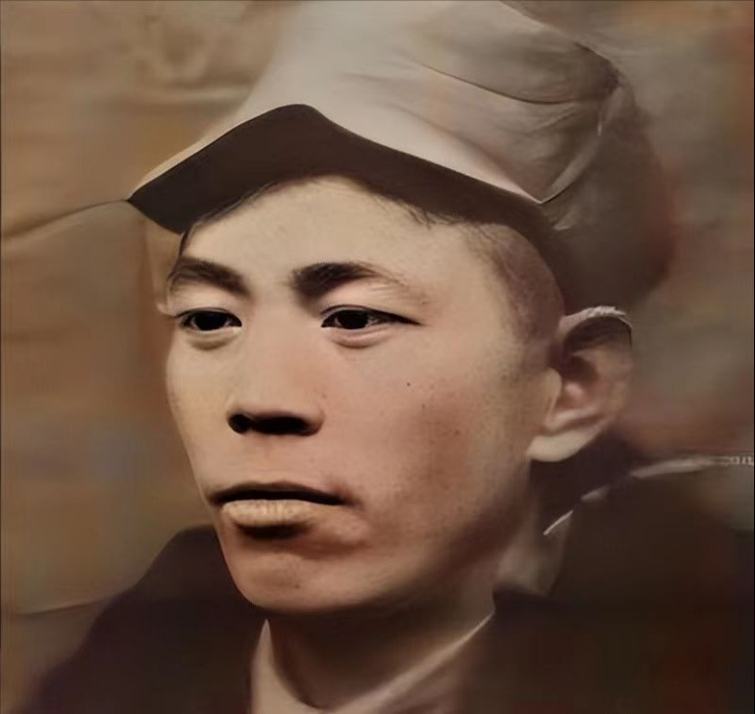 一天晚上，八路军团长苟在合身上瘙痒难耐，他把衣服脱下，警卫员小刘接过来后，生了一