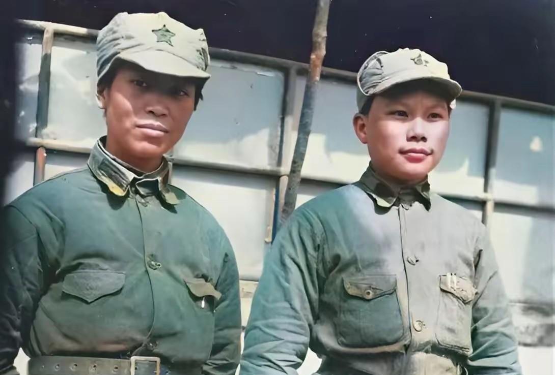 红军时期的贺子珍和康克清，当时正值长征结束，两人回到延安后，留下了这张照片，当时