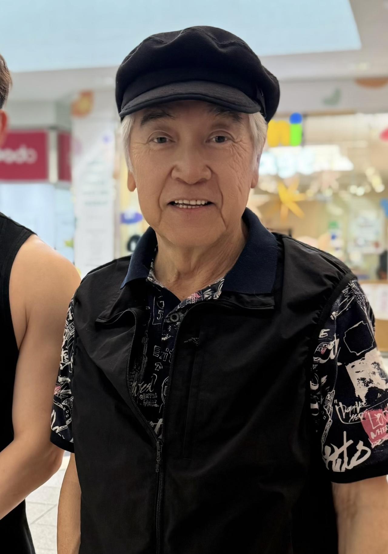 偶遇81岁老戏骨秦沛现身国外街头，头发已经完全花白，上了年纪后反而更瘦了，已经定