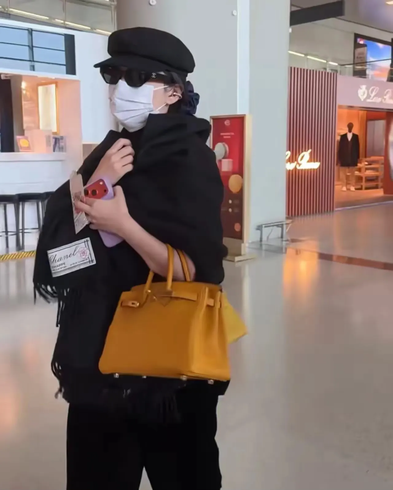 近日，阚清子现身机场时，身上挎了一个爱马仕包包，手里还拎了一个爱马仕包包，富婆气质拉满，吸引了很多人