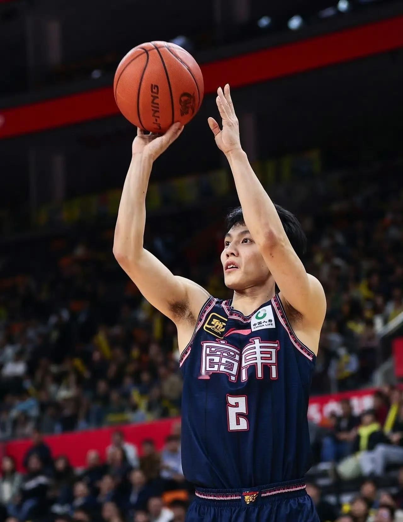 有一说一，胡明轩和徐杰根本不在一个级别！！徐杰:本场比赛上场33分钟，投篮14