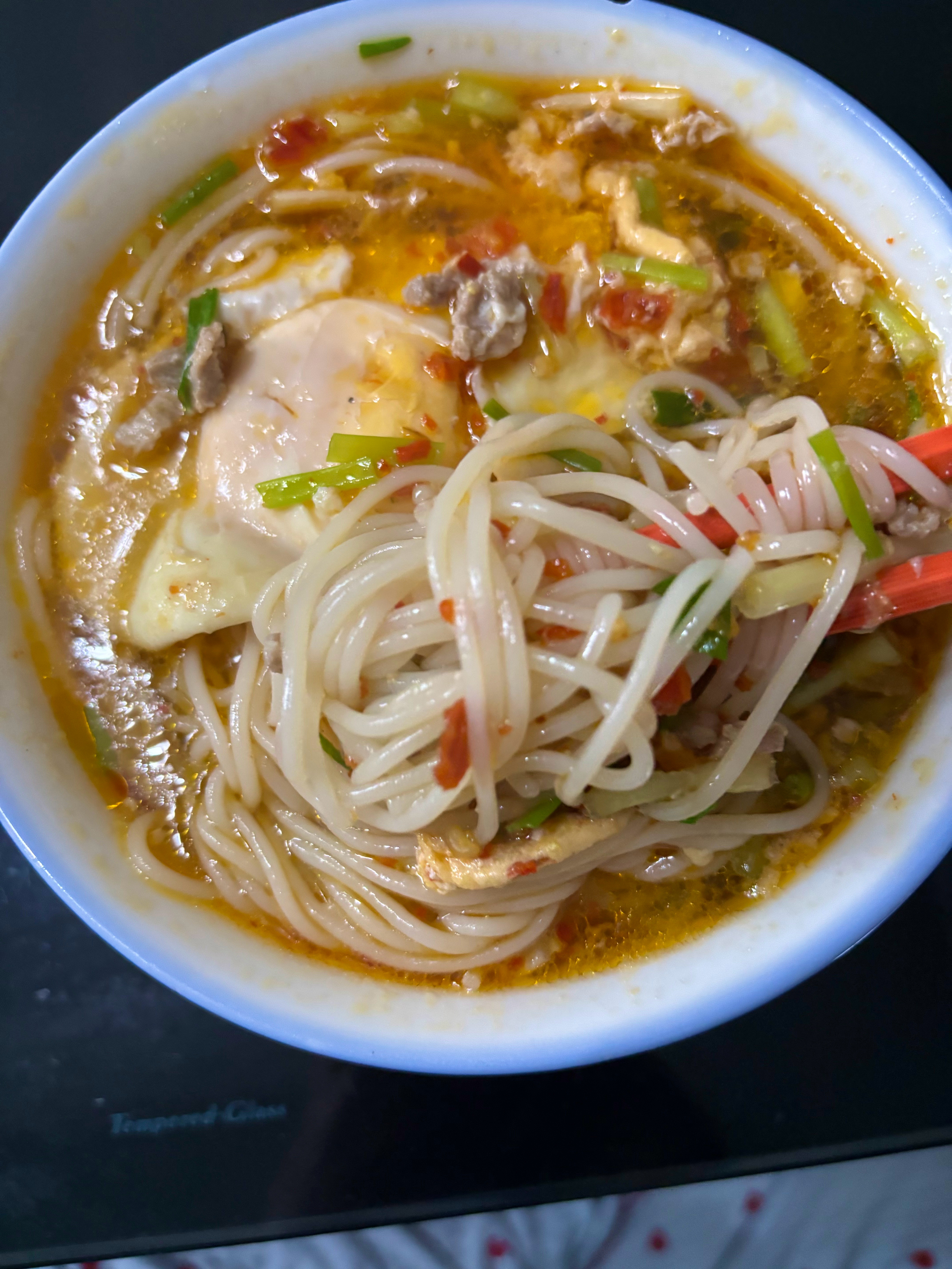 一大早上被恶心到没胃口～一碗粉到现在还没吃，离谱的人咋那么多