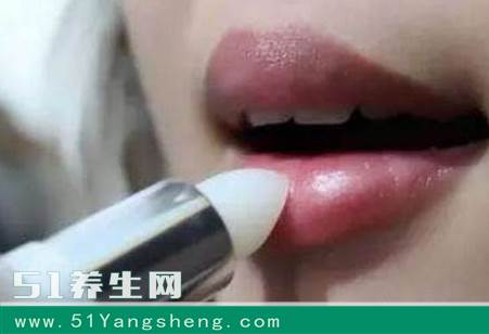 嘴唇干裂别用舔, 教你在家自制唇膜, 比买的效果强