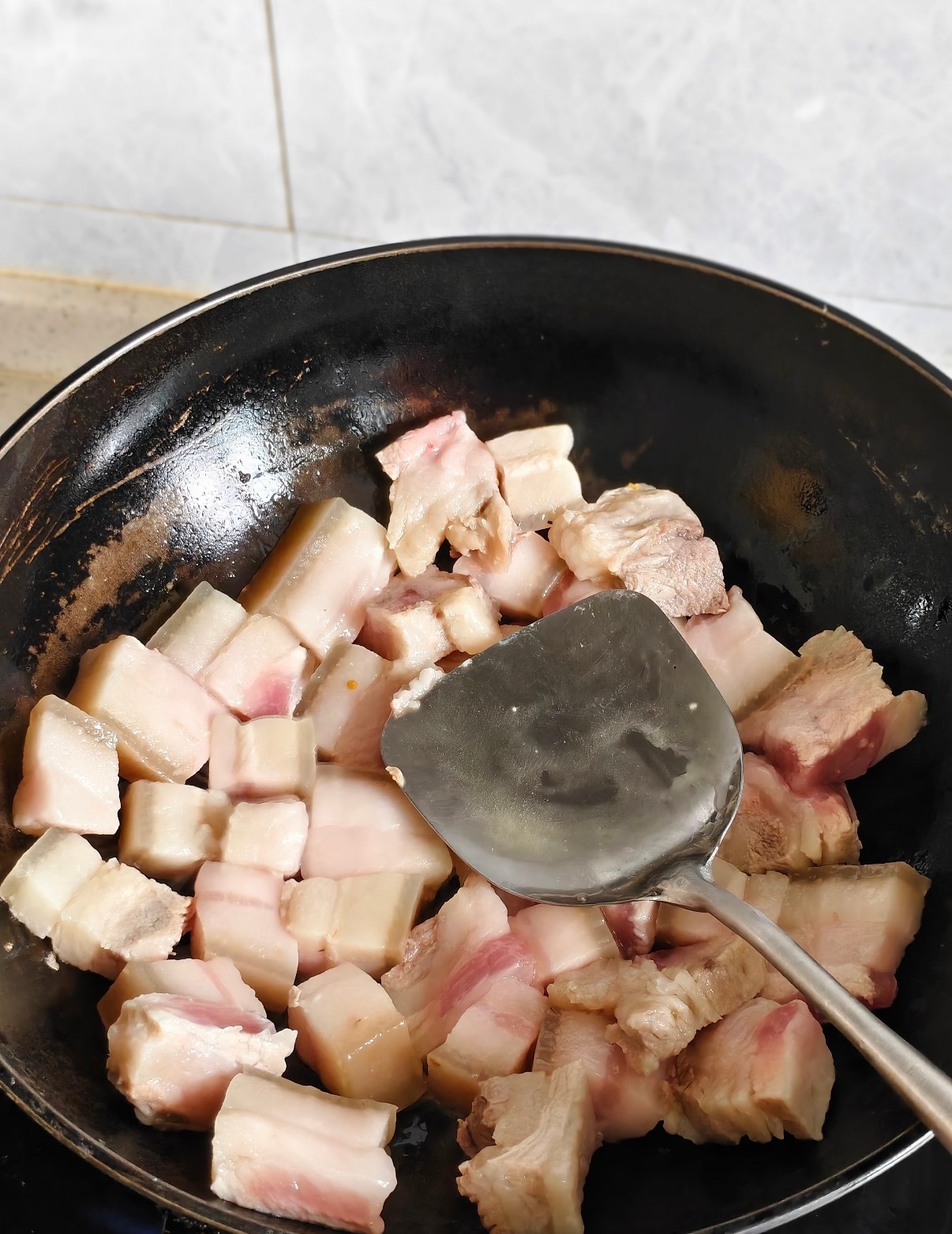 年龄大了，肉要吃，但选错肉，身体真扛不住。7种肉，少碰：1.大肥肉：红烧肉、扣肉，饱和脂肪高。2.加