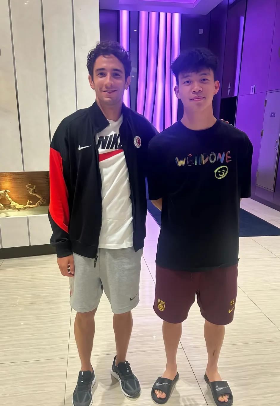 东亚杯上与王钰栋发生争执的中国香港球员宾纪文赛后道歉，并晒出赛后与王钰栋的合影。