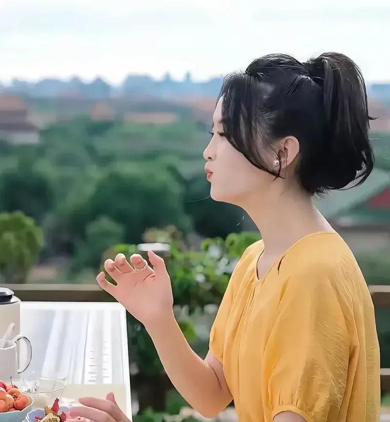 王艳拍照必拍故宫，韩雪访谈必提爷爷。看似漫不经心，其实就是在显摆。不是有句话说缺