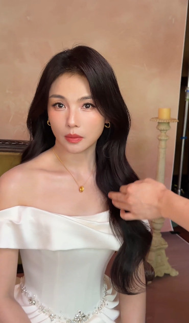 金鹤龙给刘涛化杏韵优雅大气妆金鹤龙骨相化妆造再出佳作，这款杏韵优雅妆放大刘涛面部