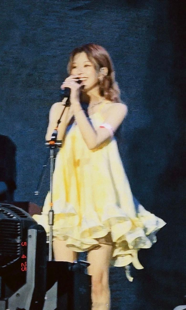 “我要你明媚”“不轻易流泪”🥹赵露思​​​