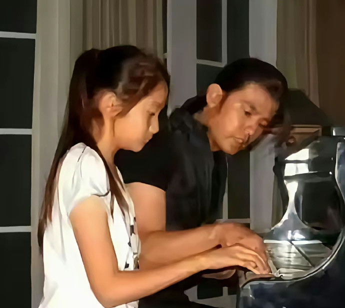 关晓彤才是京圈公主吧！从小就跟周杰伦学弹钢琴，一家三代都受张艺谋赏识！