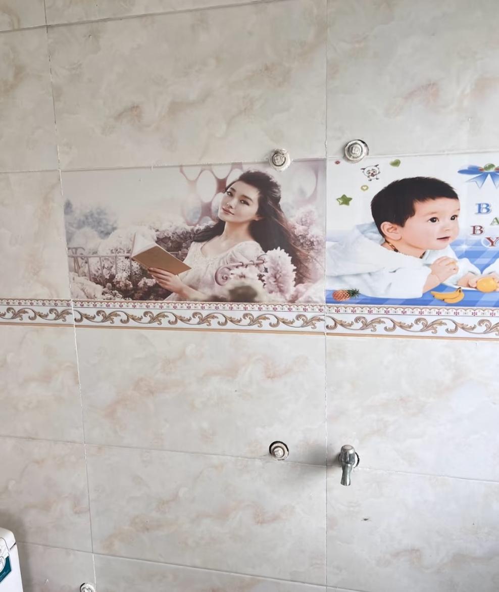 看到有网友晒出家里瓷砖上印着大S的照片，真的忍不住感慨，她当年到底有多红、人气有