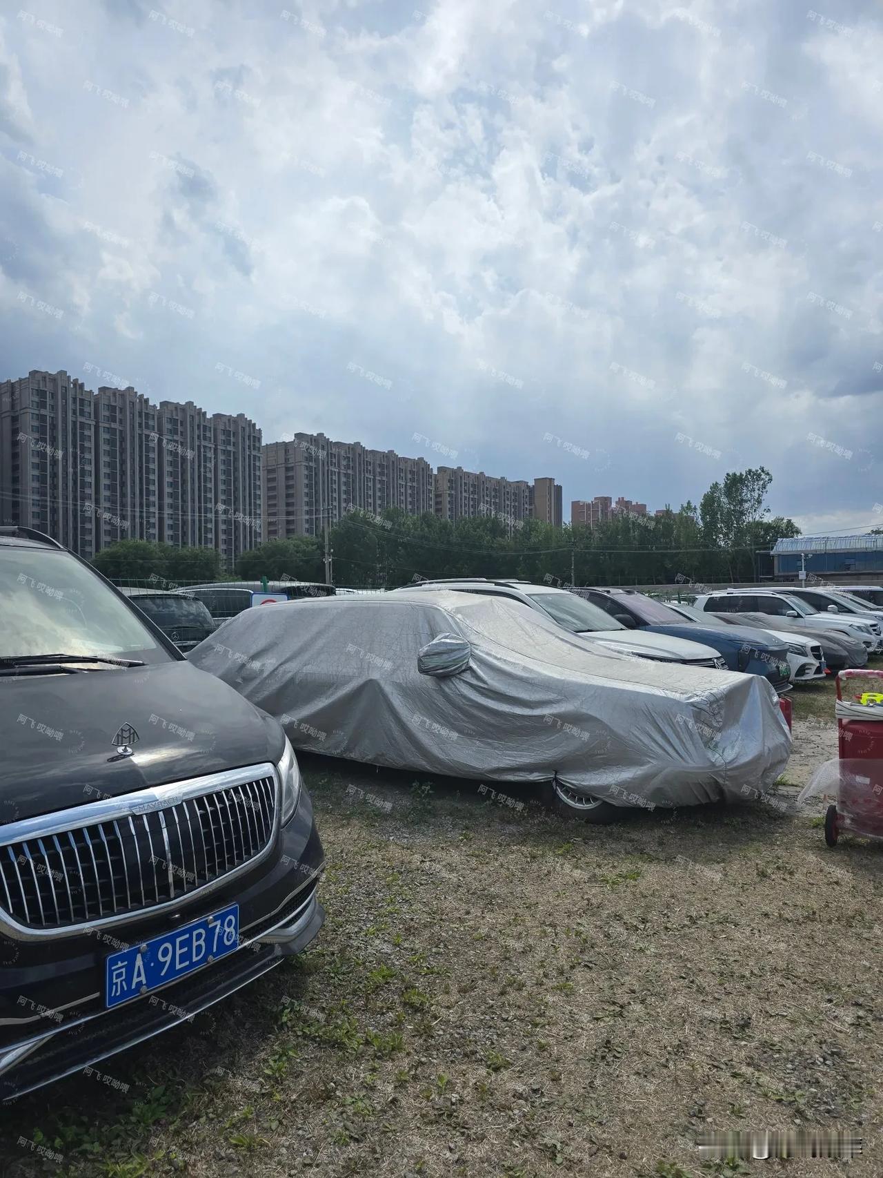 一辆没见过的京E69999劳斯莱斯加长银刺曾经长期停放在盘古七星酒店门口车牌为