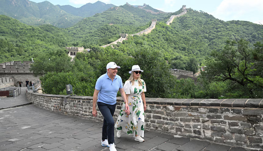 澳总理爬长城，谈中澳关系澳大利亚总理阿尔巴尼斯带着未婚妻