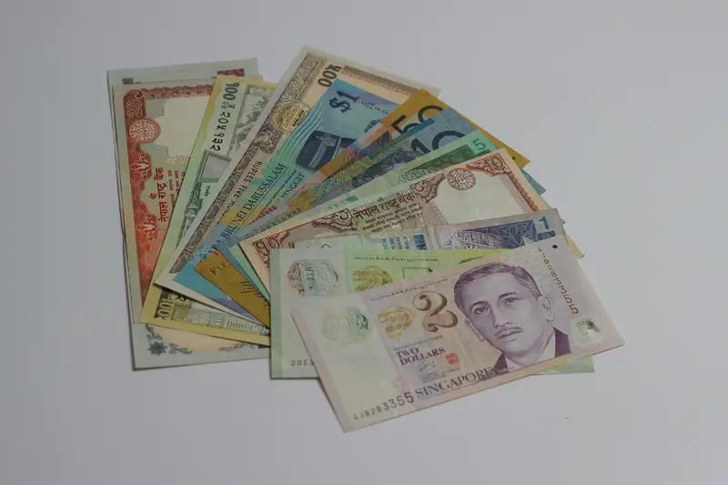 美元下跌最直接的结果，就是以欧元、人民币、日元等为代表的非美货币出现不同程度的升