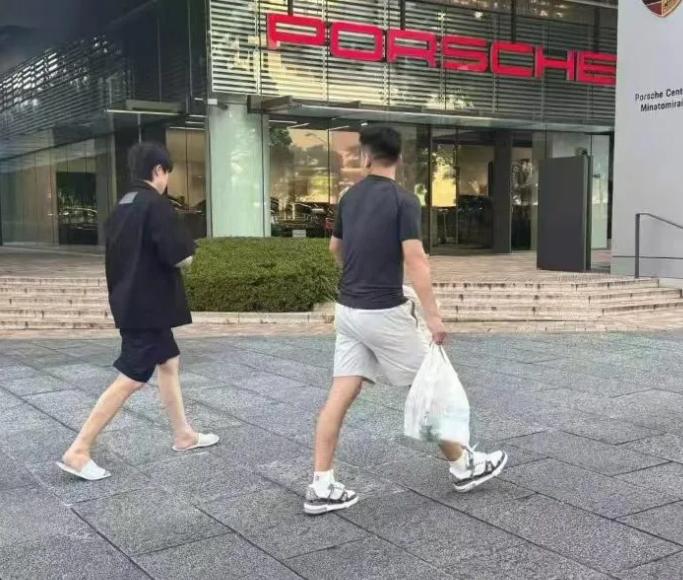 王楚钦刚到日本就出来逛街了，一看鞋，太大意了！你仔细看，大头穿的还是酒店的