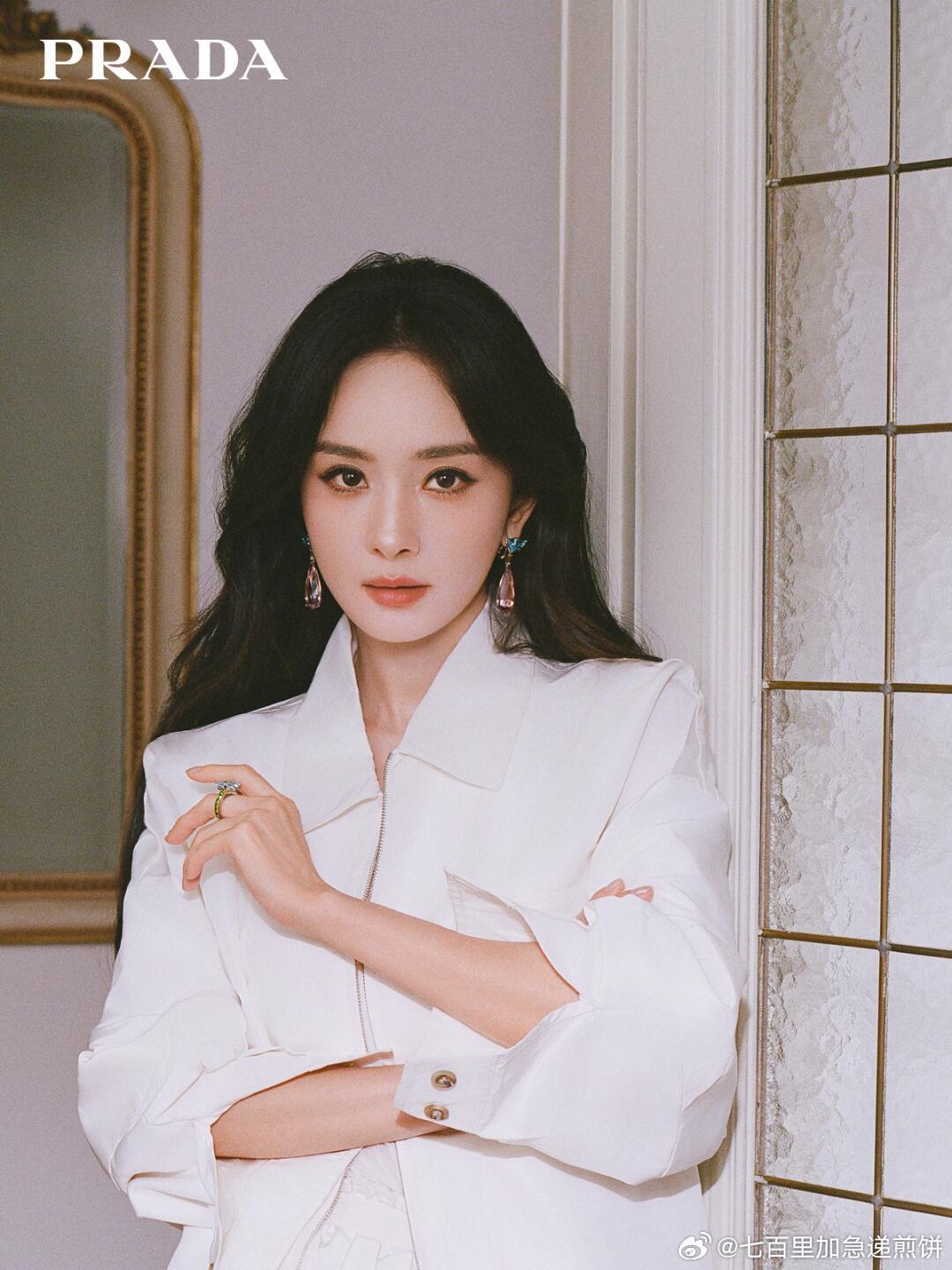 Prada代言人杨幂prada官方发布了杨幂探店和佩戴CouleurVic