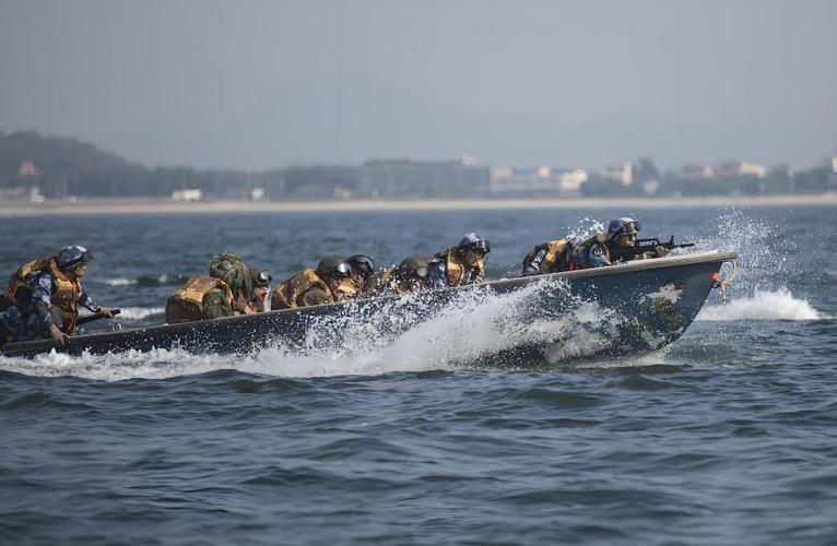 最近南海和吕宋岛周边的军事动向再次成为舆论焦点。一边是美菲为主的多国联合军演高调