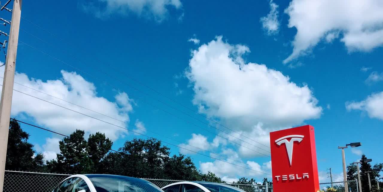 谁会想到特斯拉大部分车型居然使用塑料三角臂，20多万的车，竟然配置如此廉价的三角