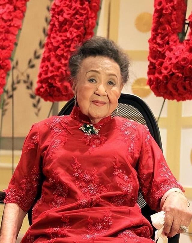 严幼韵的女儿说，我妈妈有很多件旗袍，质地都极佳，不适合的衣服就给我，每一件我都很