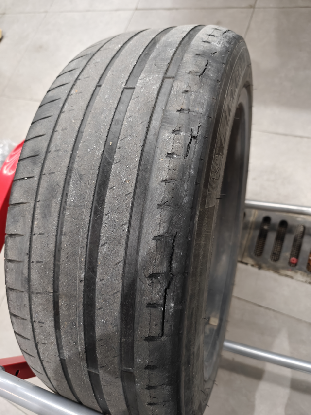 小鹏p7原厂吃胎前段时间给我的佩奇换了新的轮胎，原厂的是4条米其林的ps4，后