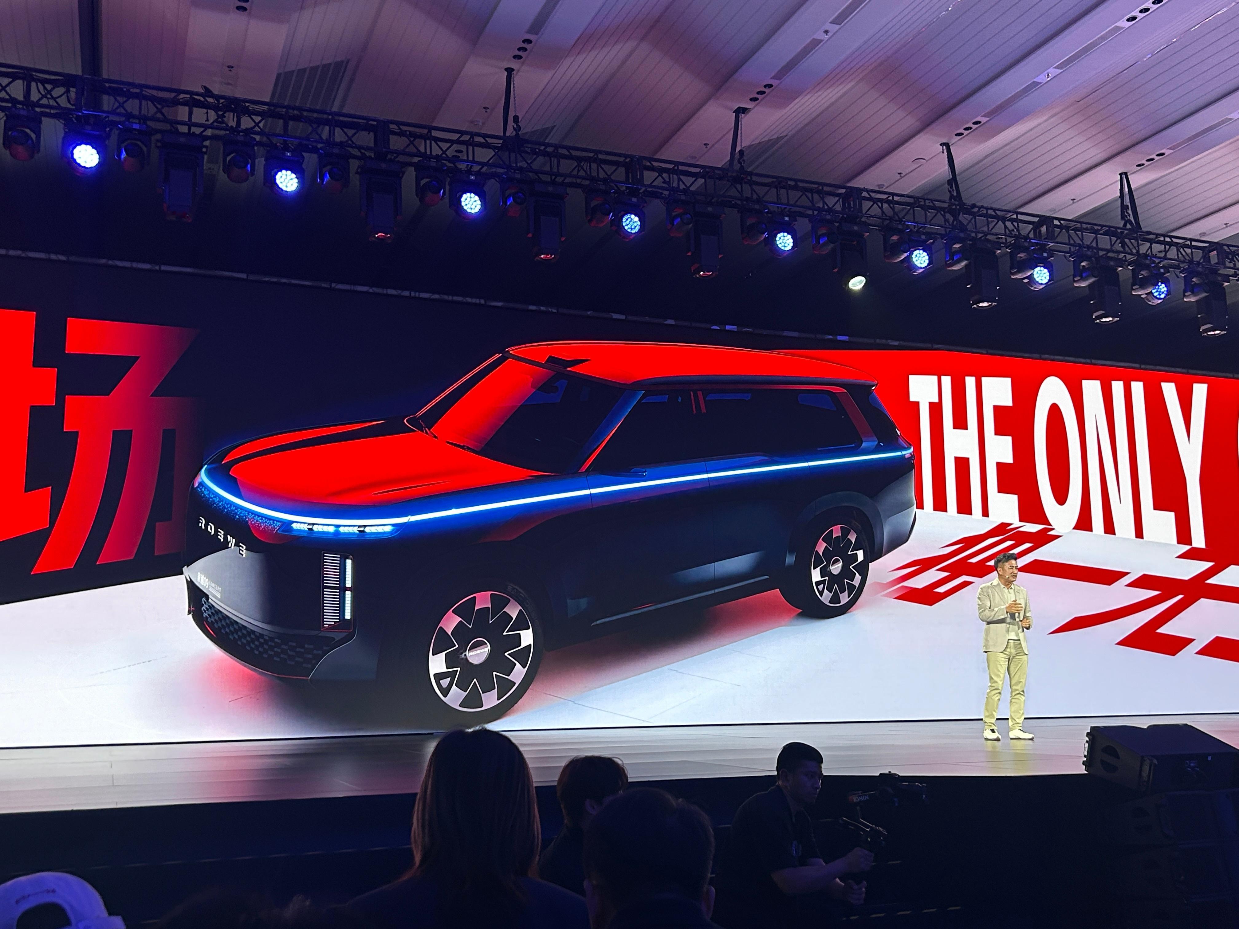 荣威家越09这设计有点大胆。一条贯穿全车身的灯带，从车头、车侧到车尾。车界的AI