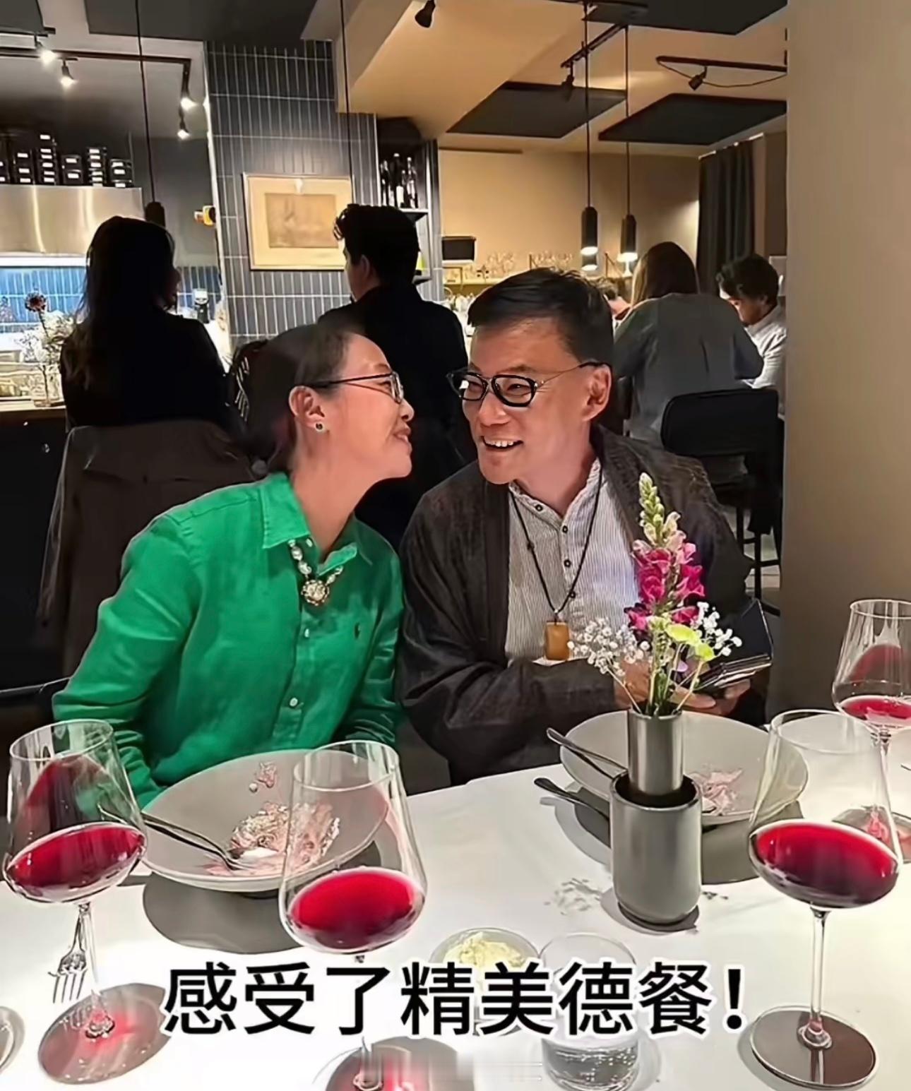 李国庆，晒蜜月照，两人笑容很甜蜜[doge]​​​