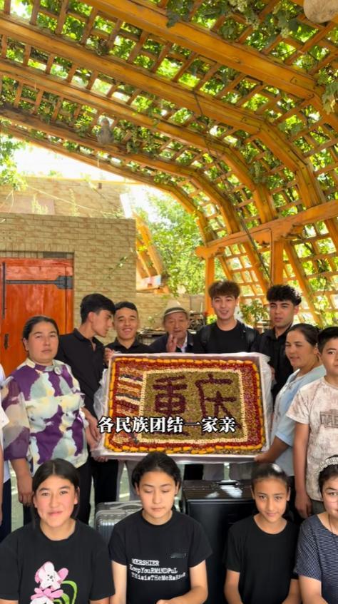 全网羡慕！新疆小伙跨越3500公里返校，带100斤手工切糕请全班同学。大学里