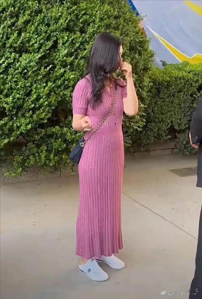 朱珠虽然40岁了，身体已经发福，但还是能看出素颜真的挺耐看的