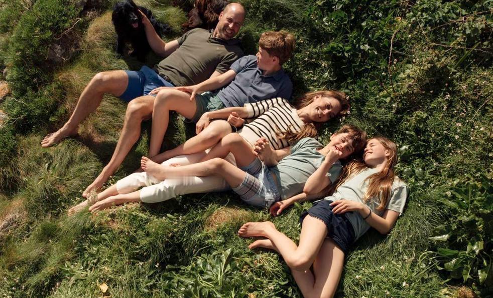 庆祝结婚周年，威廉和凯瑟琳分享家庭照片英国威尔士王子和王妃分享了一张他们和三