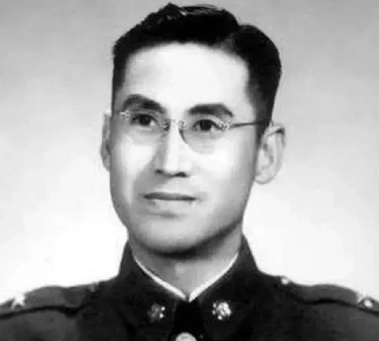 解放战争中，一名中共地下党员叛变，主动向中统特务长官自首，承认自己的身份并提供了