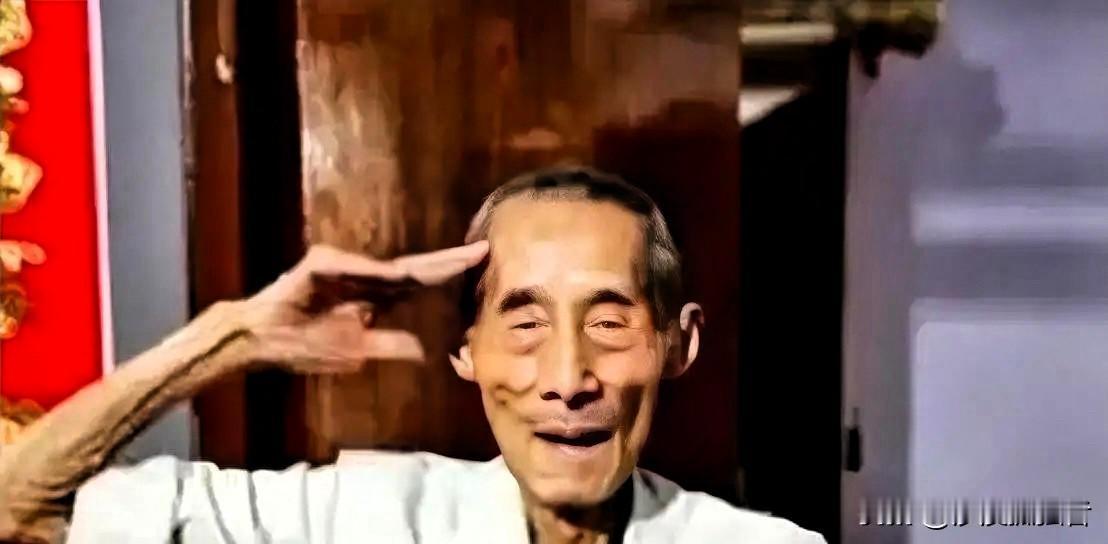 1942年，黄士伟在路上埋60枚地雷阻击日军，准备预测日军会停下的地方时，他突然