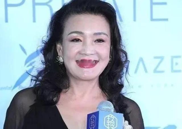 1991年，张兰开小饭馆，一个流氓吃霸王餐不给钱，张兰拦住不让走，对方掏枪顶头