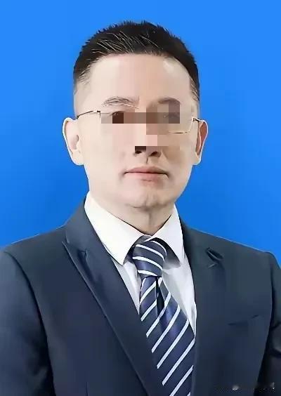 祖副院长不能细看猛的一看，就是个一般男人越仔细看越觉得，这个人还是很帅的。