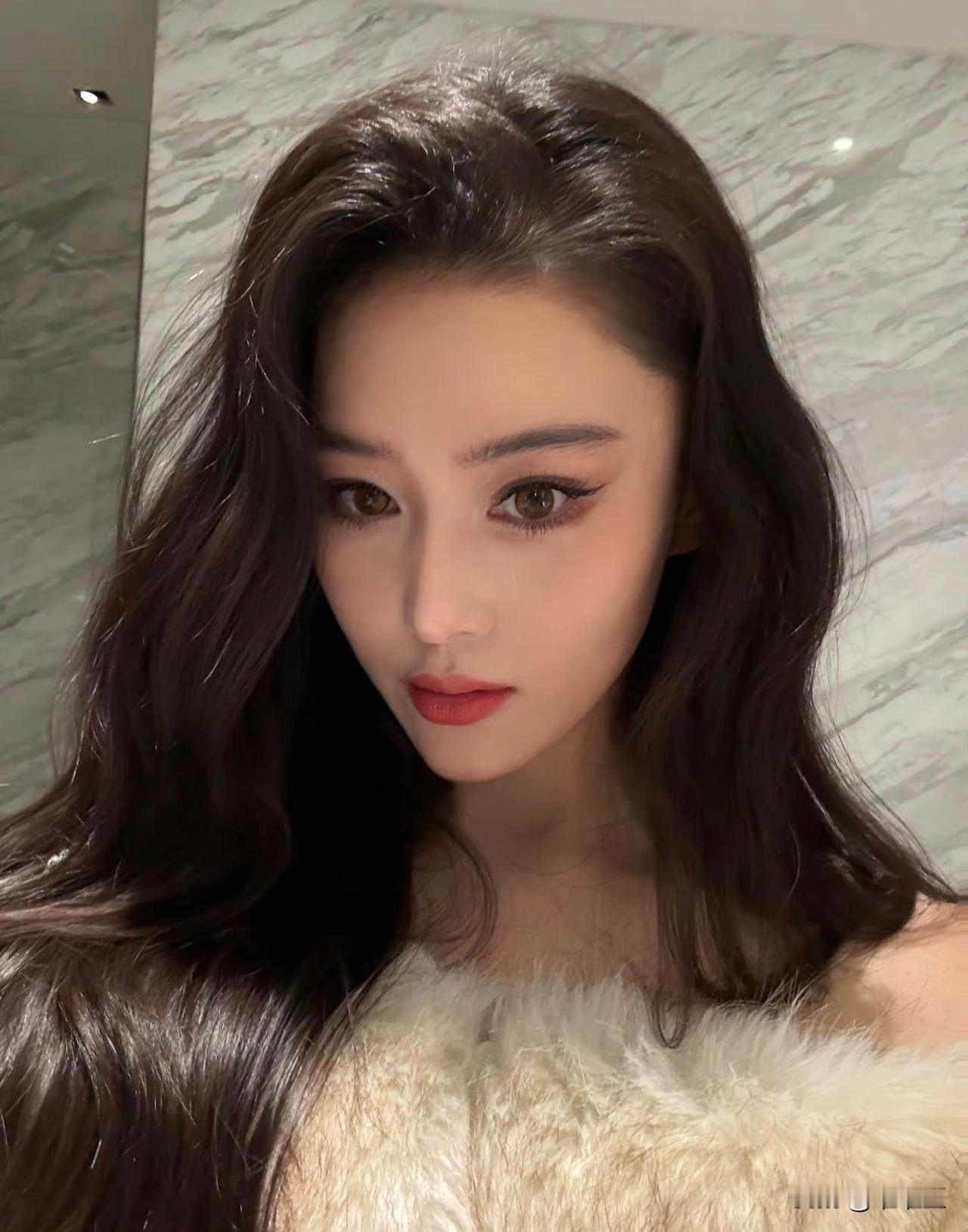 粉丝满心欢喜递上鲜花，张馨予没有不是开心收下，而是当场反问：“你很有钱是吗？