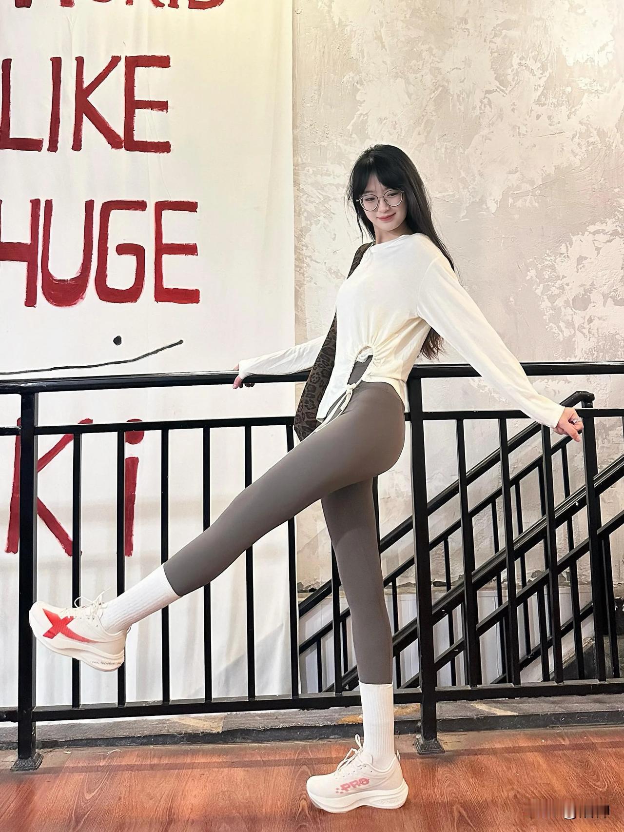 你的一句脸好肥我哭着把耳朵捂起来吃米甜妹瑜伽裤辣妹瑜伽裤瑜伽裤自拍瑜伽