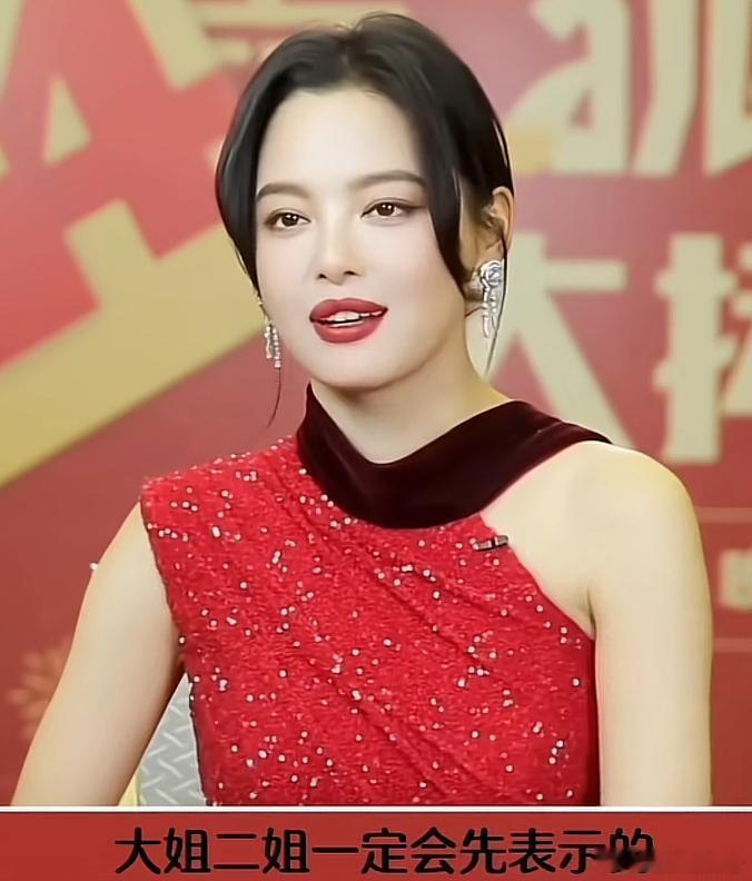 记者采访辛芷蕾，询问她在“花少群”里过年有没有发红包。辛芷蕾一脸得意，笑着回